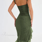 Vestido midi asimétrico sin mangas con volantes y fruncidos, ideal para el verano.