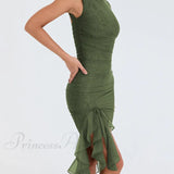 Vestido midi asimétrico sin mangas con volantes y fruncidos, ideal para el verano.