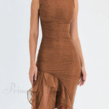 Vestido midi asimétrico sin mangas con volantes y fruncidos, ideal para el verano.