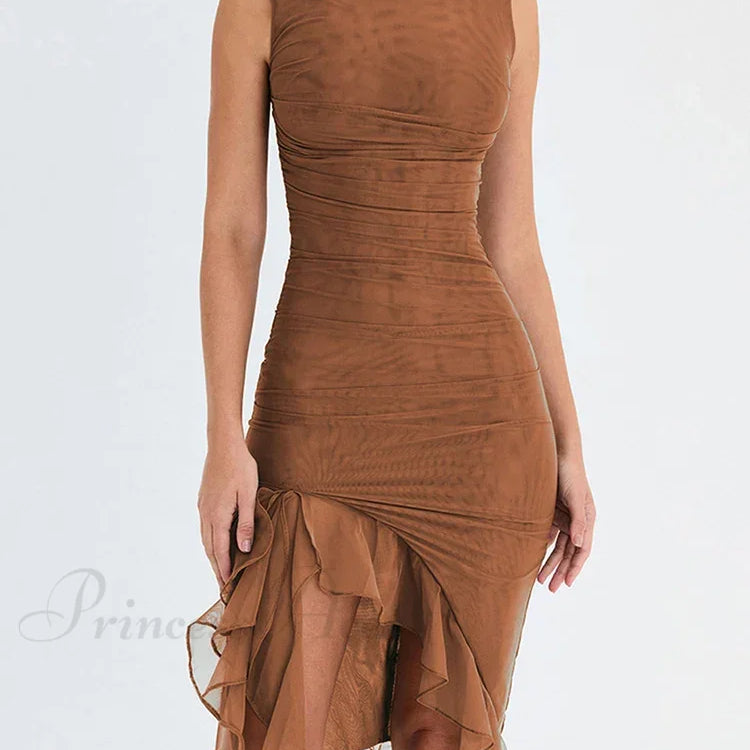 Vestido midi asimétrico sin mangas con volantes y fruncidos, ideal para el verano.