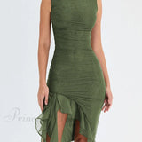 Vestido midi asimétrico sin mangas con volantes y fruncidos, ideal para el verano.