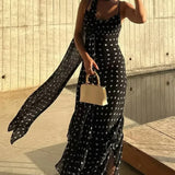 Vestido largo con tirantes finos y volantes.