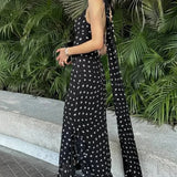 Vestido largo con tirantes finos y volantes.