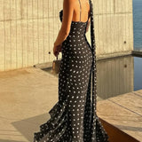 Vestido largo con tirantes finos y volantes.