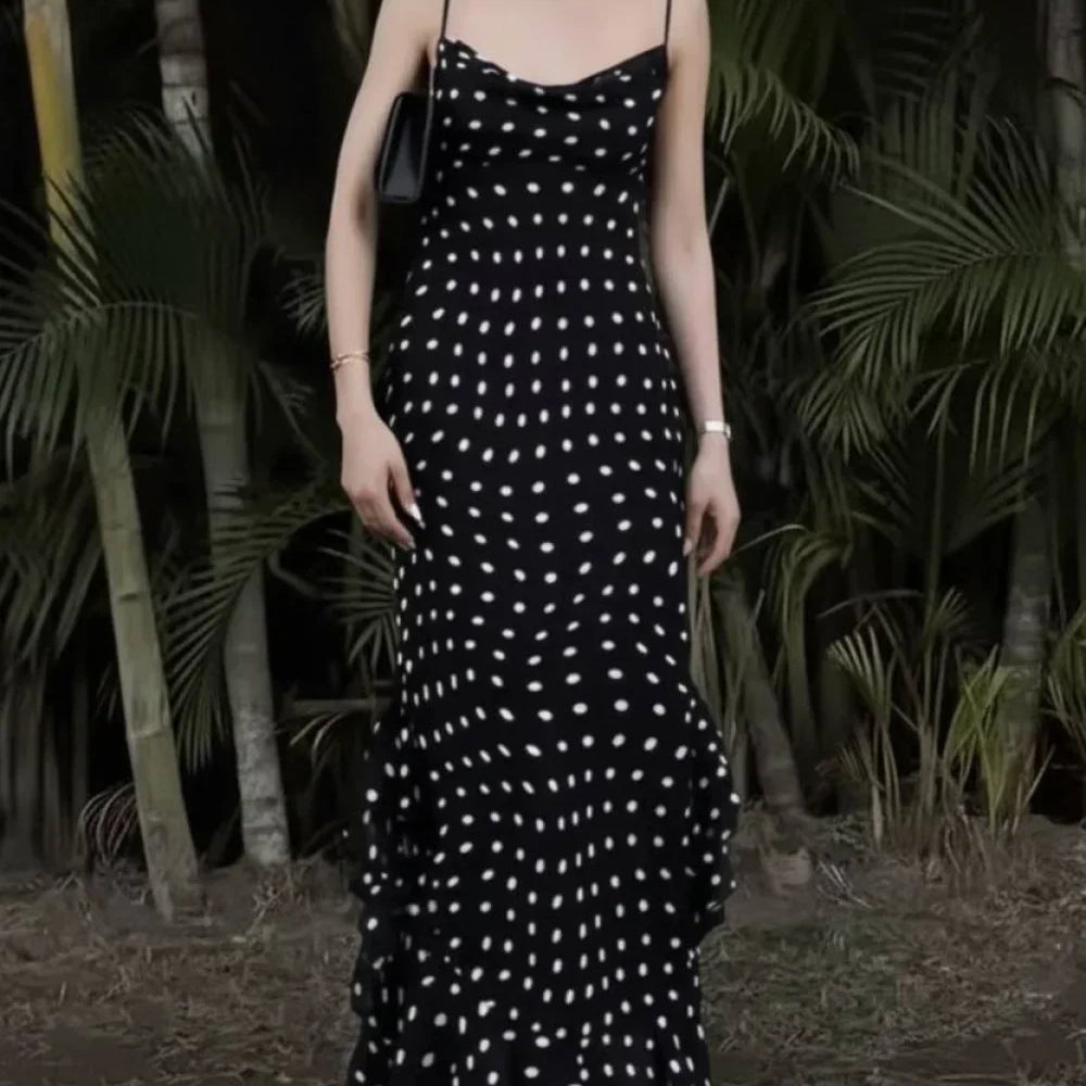 Vestido largo con tirantes finos y volantes.