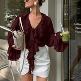 Blusa francesa con escote en V con volantes, mangas largas y cintura anudada.