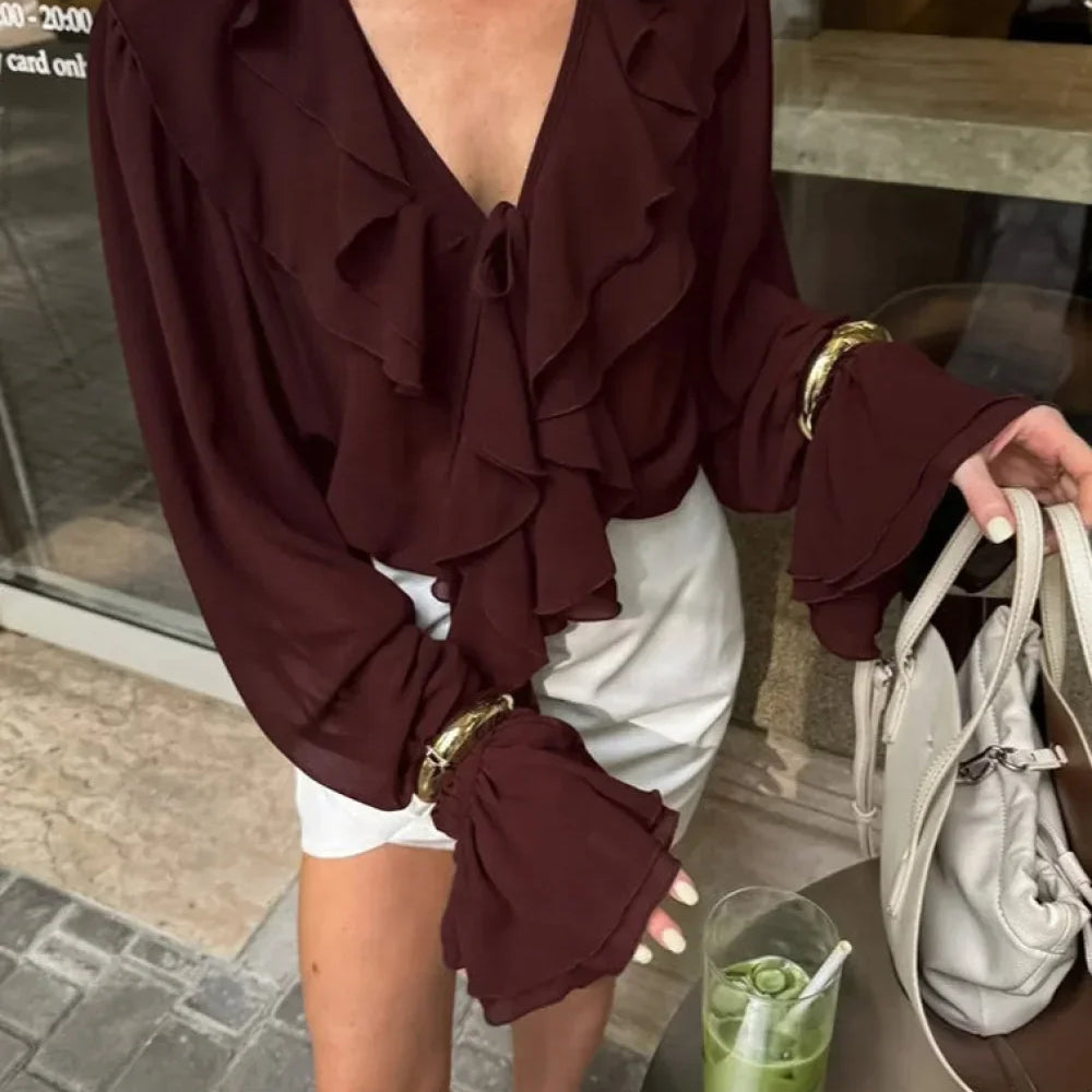 Blusa francesa con escote en V con volantes, mangas largas y cintura anudada.