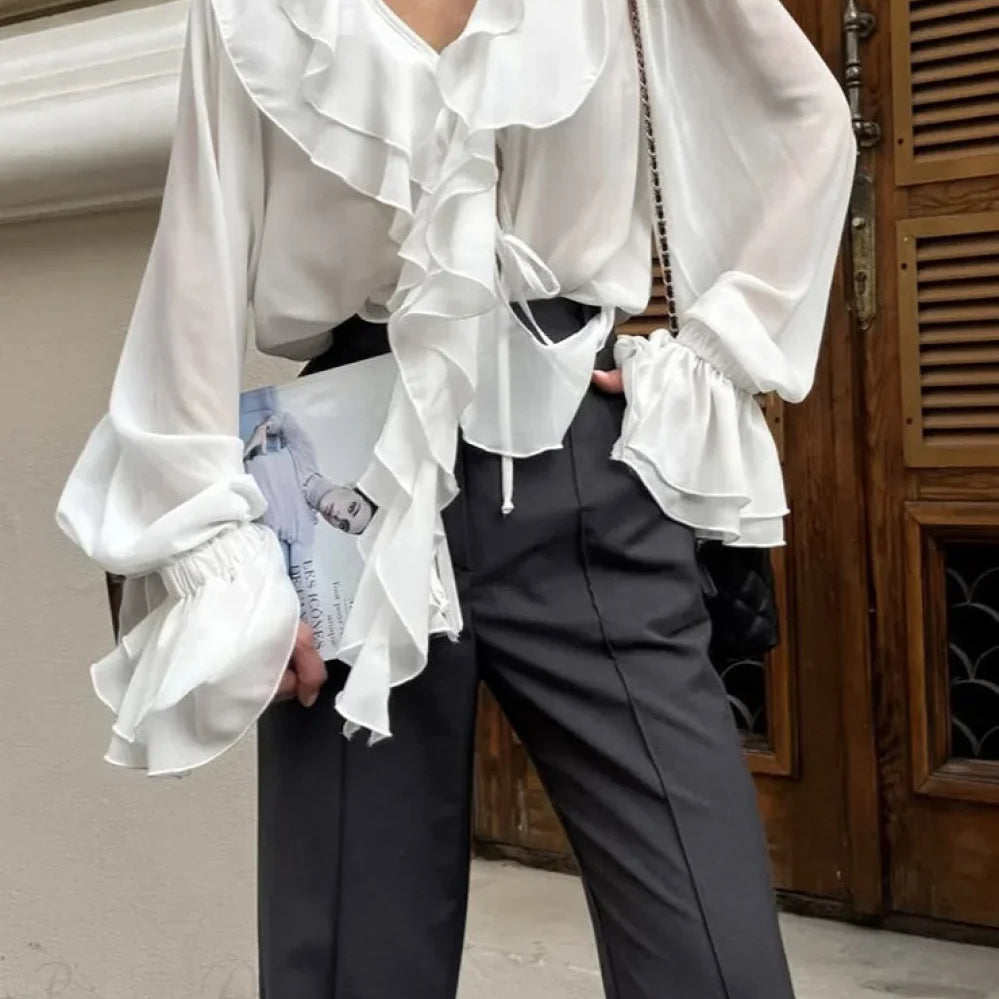 Blusa francesa con escote en V con volantes, mangas largas y cintura anudada.