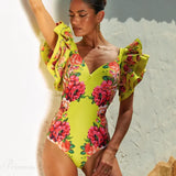 Conjunto de dos piezas con falda con volantes y estampado floral.