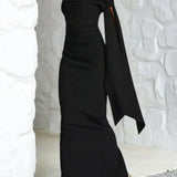 Vestido largo con abertura, diseño de hombros descubiertos y cinturón; corte ajustado.