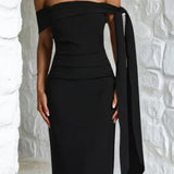 Vestido largo con abertura, diseño de hombros descubiertos y cinturón; corte ajustado.