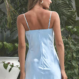 Vestido corto de satén con escote en V ajustable y top corto de tirantes