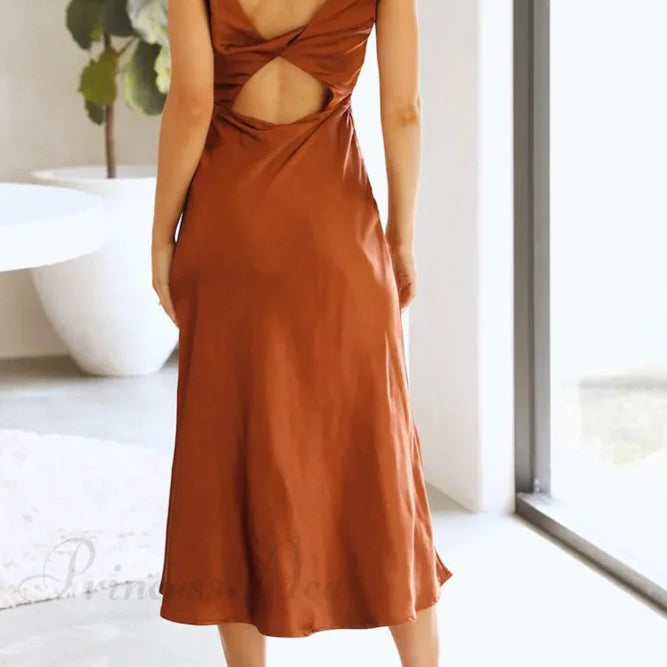 Vestido de satén con cuello vuelto y abertura torcida en la espalda.
