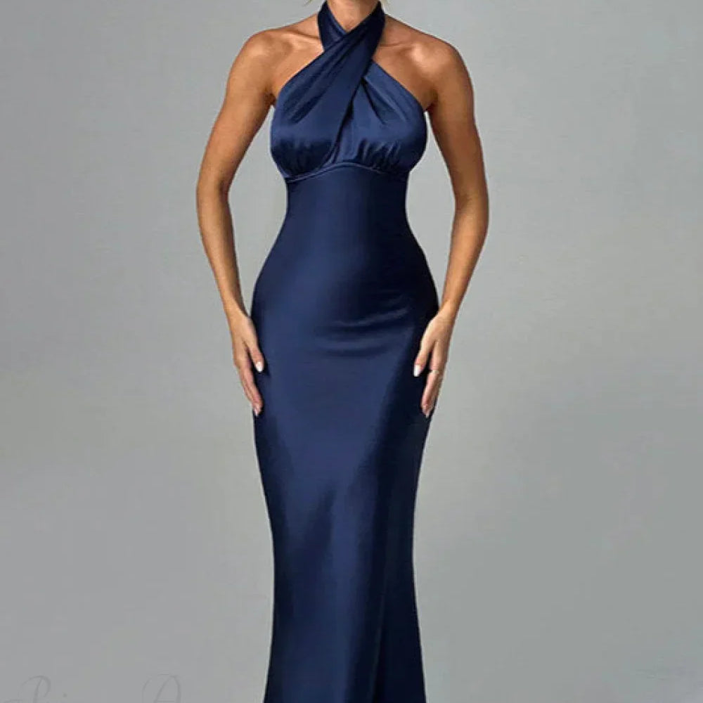 Vestido de noche ajustado de satén con espalda abierta y cintura alta.