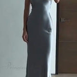 Vestido sin espalda en satén y encaje patchwork