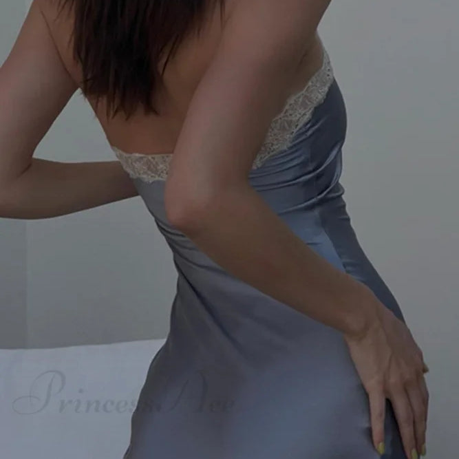 Vestido sin espalda en satén y encaje patchwork