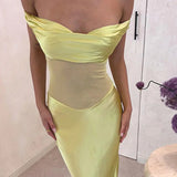Elegante vestido largo con hombros descubiertos en satén y punto.