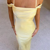 Vestido largo de satén con tirantes descubiertos y espalda abierta, con lazo y tirantes finos.