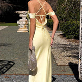 Vestido largo de satén con tirantes descubiertos y espalda abierta, con lazo y tirantes finos.