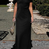 Vestido largo de satén con tirantes descubiertos y espalda abierta, con lazo y tirantes finos.