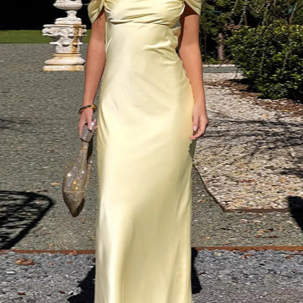 Vestido largo de satén con tirantes descubiertos y espalda abierta, con lazo y tirantes finos.