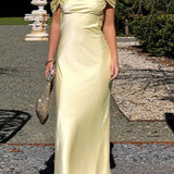 Vestido largo de satén con tirantes descubiertos y espalda abierta, con lazo y tirantes finos.