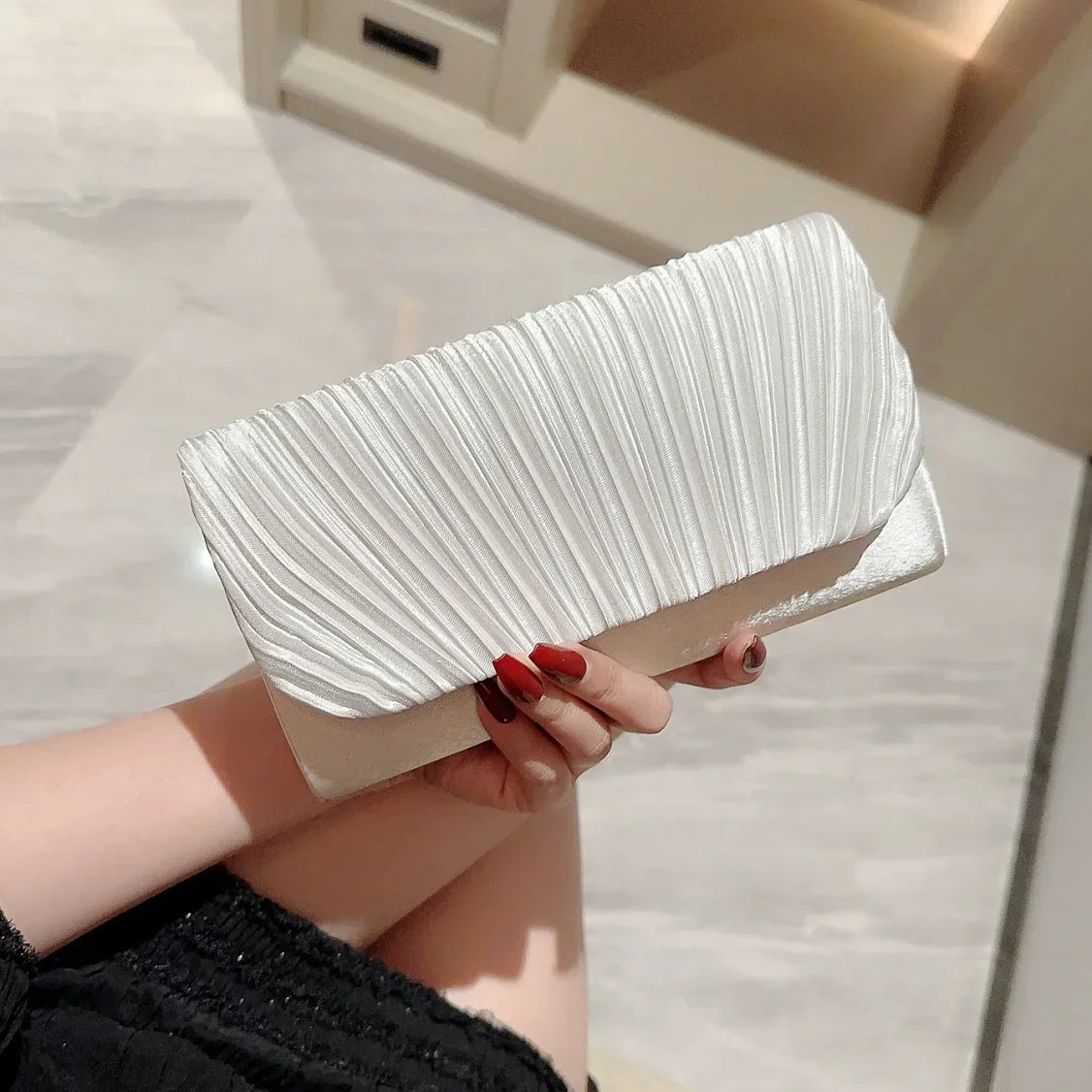 Clutch de noche para boda de satén plisado adornado con pedrería