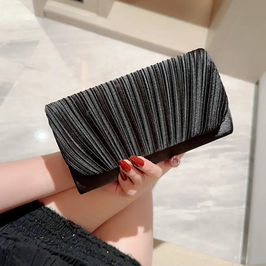 Clutch de noche para boda de satén plisado adornado con pedrería