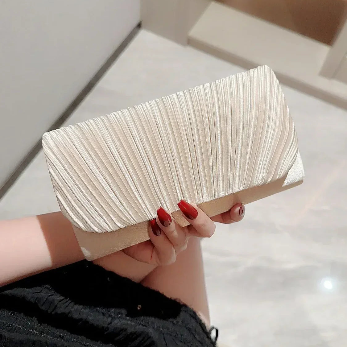 Clutch de noche para boda de satén plisado adornado con pedrería