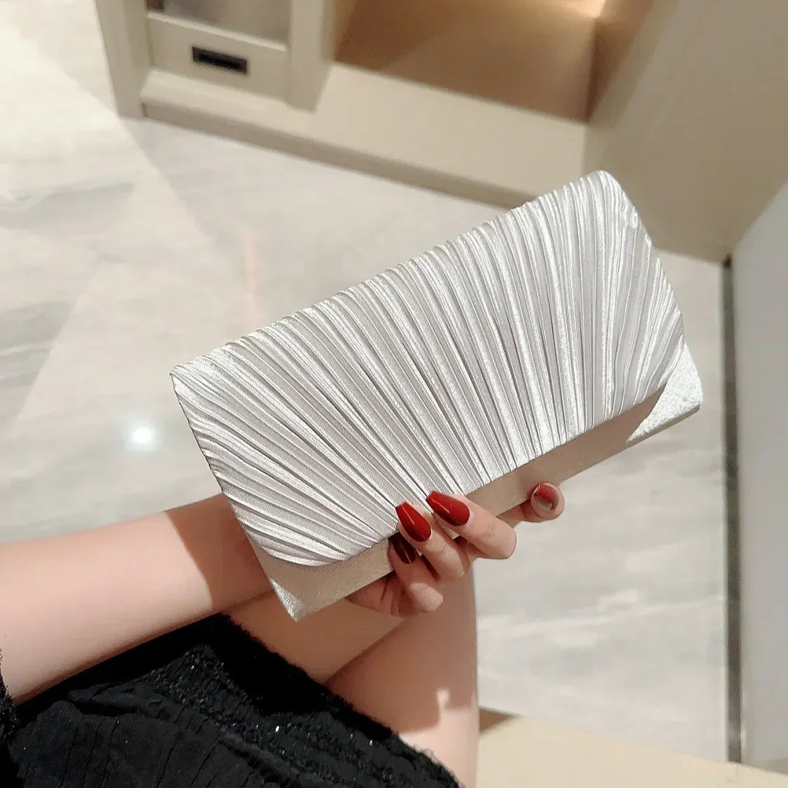 Clutch de noche para boda de satén plisado adornado con pedrería