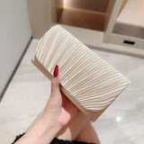 Clutch de noche para boda de satén plisado adornado con pedrería
