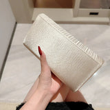Clutch de noche para boda de satén plisado adornado con pedrería