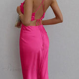 Vestido de satén con tirantes cruzados y estampado rosa, que se ata en la espalda.
