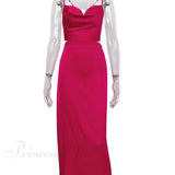 Vestido de satén con tirantes cruzados y estampado rosa, que se ata en la espalda.