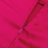 Vestido de satén con tirantes cruzados y estampado rosa, que se ata en la espalda.