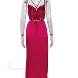 Vestido de satén con tirantes cruzados y estampado rosa, que se ata en la espalda.