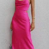 Vestido de satén con tirantes cruzados y estampado rosa, que se ata en la espalda.