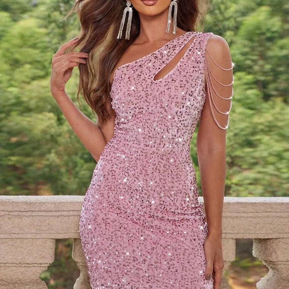 Vestido de noche ajustado asimétrico con lentejuelas y cadena.