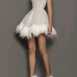 Vestido de noche sin tirantes con lentejuelas y plumas