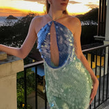 Minivestido ajustado con lentejuelas, espalda abierta y cuello halter
