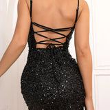 Vestido de noche corto con lentejuelas, escote en V y espalda abierta.