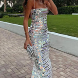 Vestido midi asimétrico con lentejuelas, elegante y versátil.