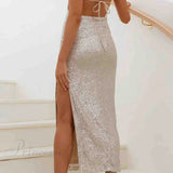 Vestido sin espalda con lentejuelas y tirantes irregulares