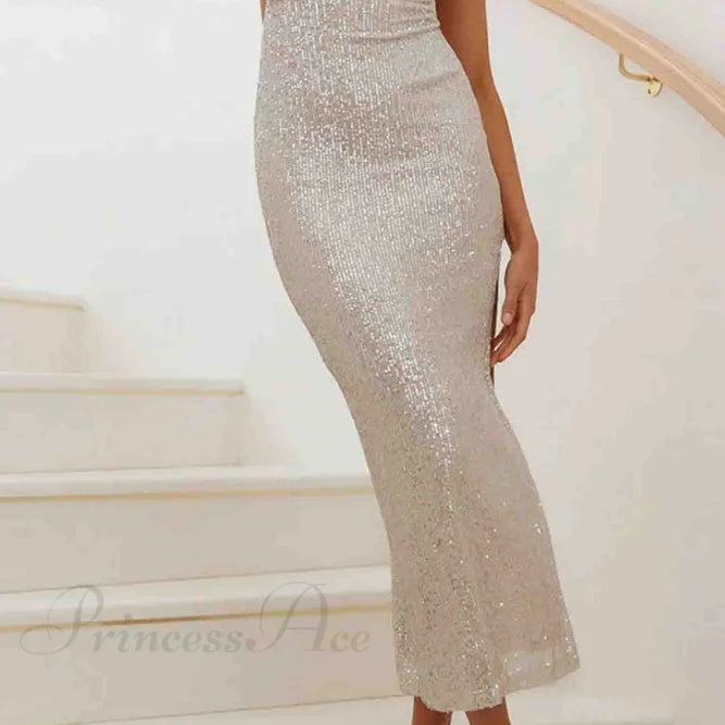 Vestido sin espalda con lentejuelas y tirantes irregulares