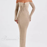 Vestido sexy con espalda descubierta, con tirantes, corte entallado y elegante, manga larga y escote pronunciado.