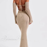 Vestido sexy con espalda descubierta, con tirantes, corte entallado y elegante, manga larga y escote pronunciado.