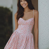 Vestido mini sexy floral con espalda abierta y tirantes finos, corte trapecio y bajo asimétrico.
