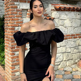 Vestido de noche sexy con hombros descubiertos, volantes y abertura.