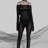 Blusa sexy de tul adornada con pedrería y con diseño de hombros descubiertos.