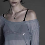 Blusa sexy de tul adornada con pedrería y con diseño de hombros descubiertos.